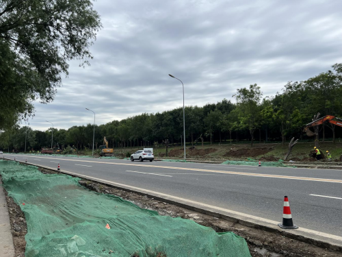 中国配资网官网 直击现场，北京首条湖城一体赛车道即将亮相北京亦庄